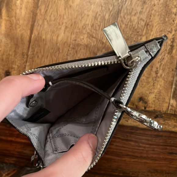 gray and sliver Michael Kors coin/card holder. - Picture 3 of 7